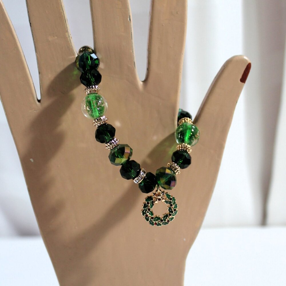 NIB Avon Happy Holidays Stretch Bracelet ~ Wreath ~ Green Glass Beads